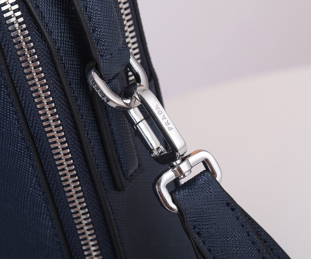 Vertikale Saffiano-Handytasche zum Umhängen