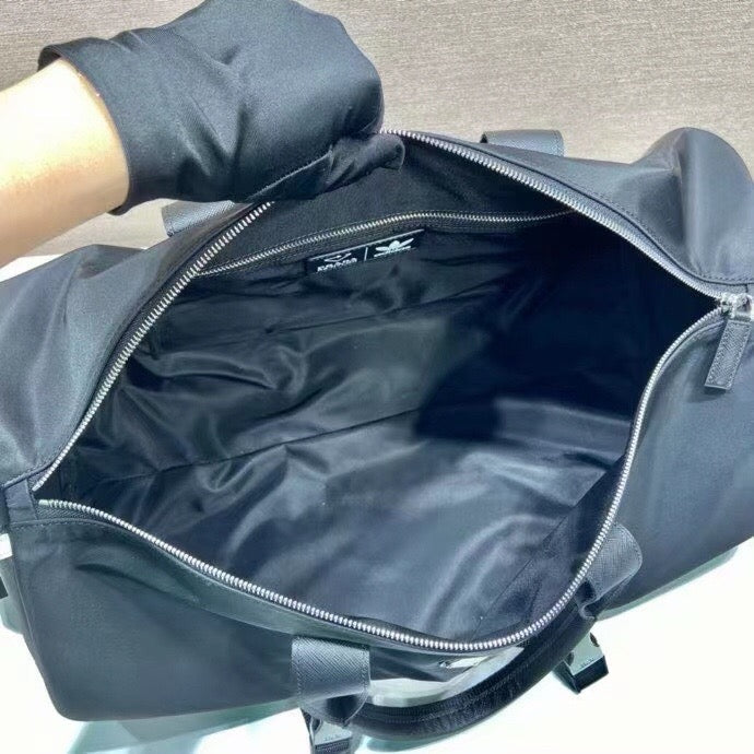 Schwarze Reisetasche