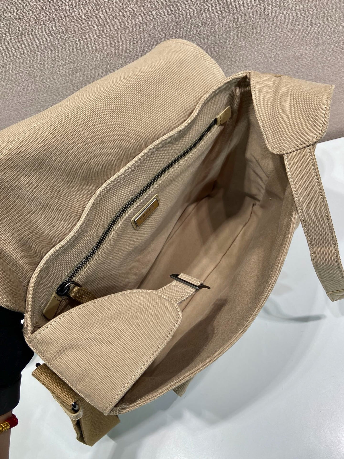 Nylon-Umhängetasche mit Überschlag