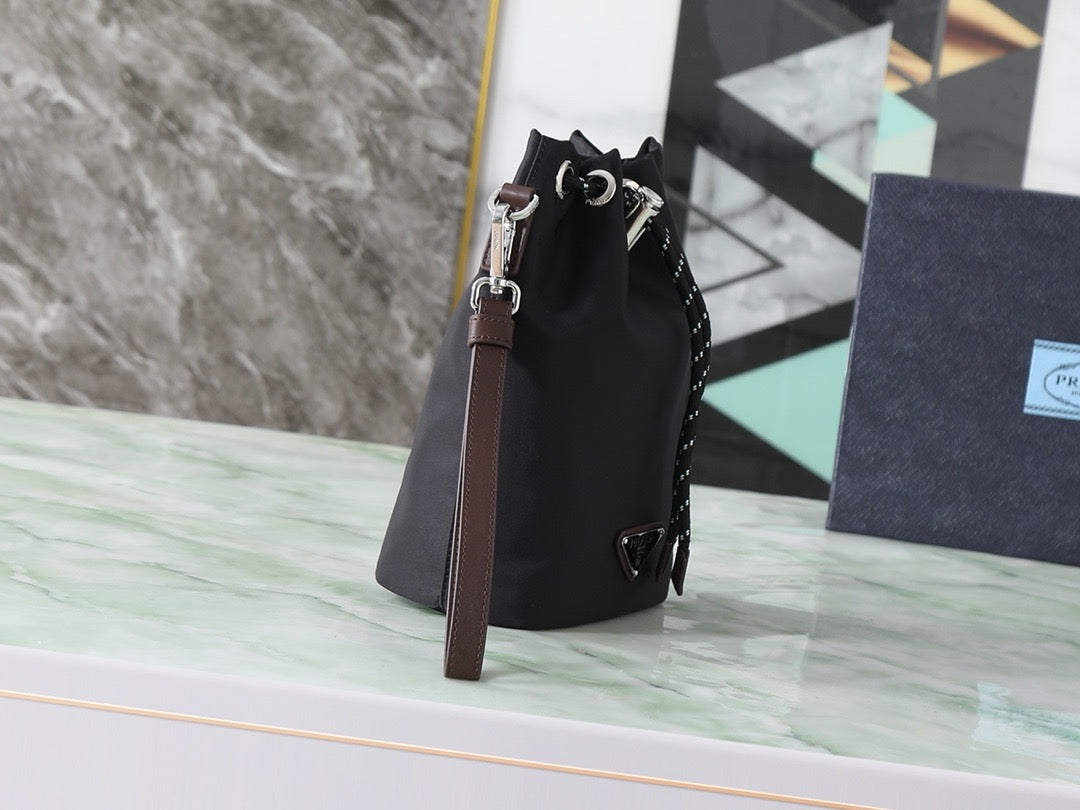 Schwarze Eimertasche