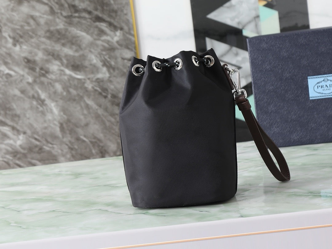 Schwarze Eimertasche