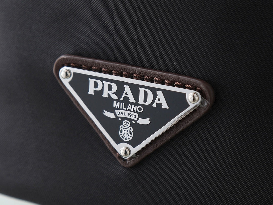 Schwarze Eimertasche