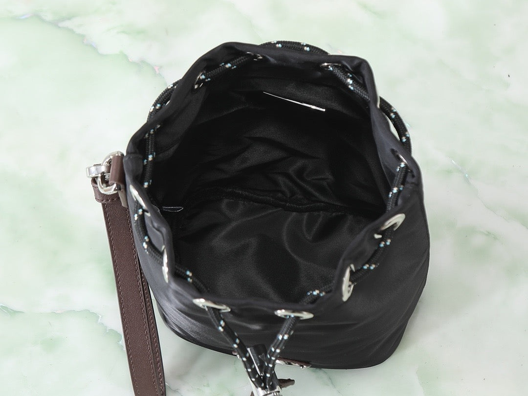 Schwarze Eimertasche