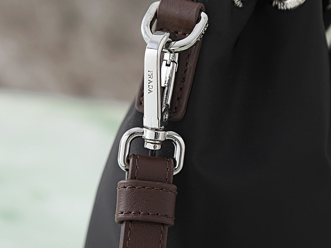 Schwarze Eimertasche