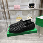 Schwarze Slipper