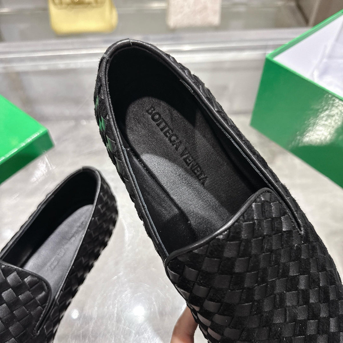 Schwarze Slipper