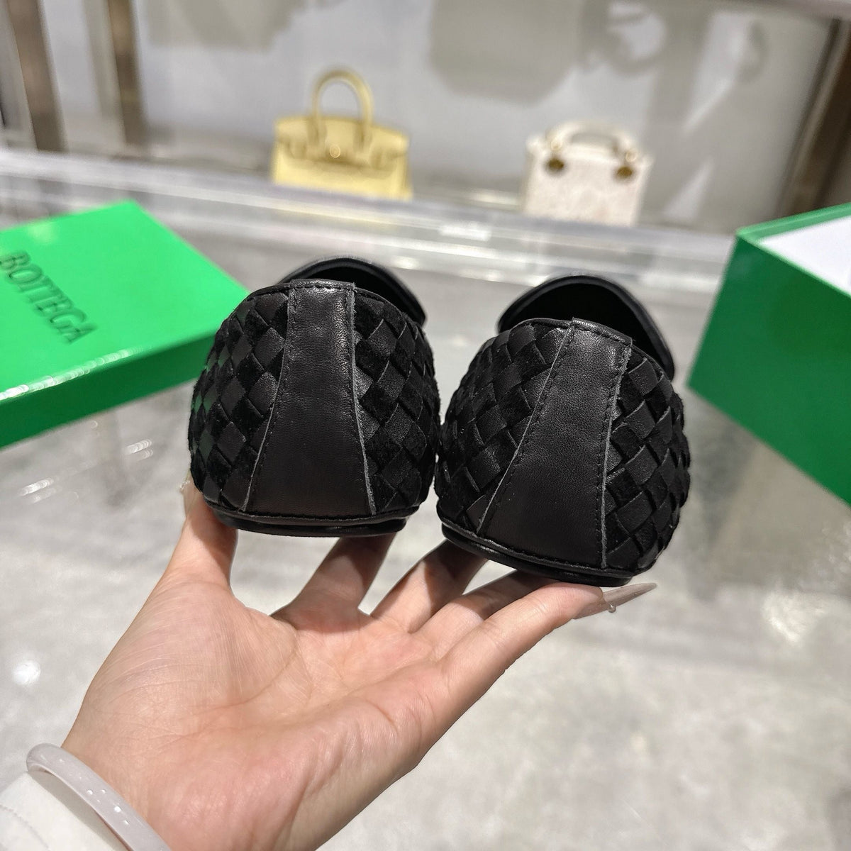Schwarze Slipper