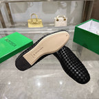 Schwarze Slipper