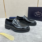Schwarzer Patent-Logo-Loafer – Herren