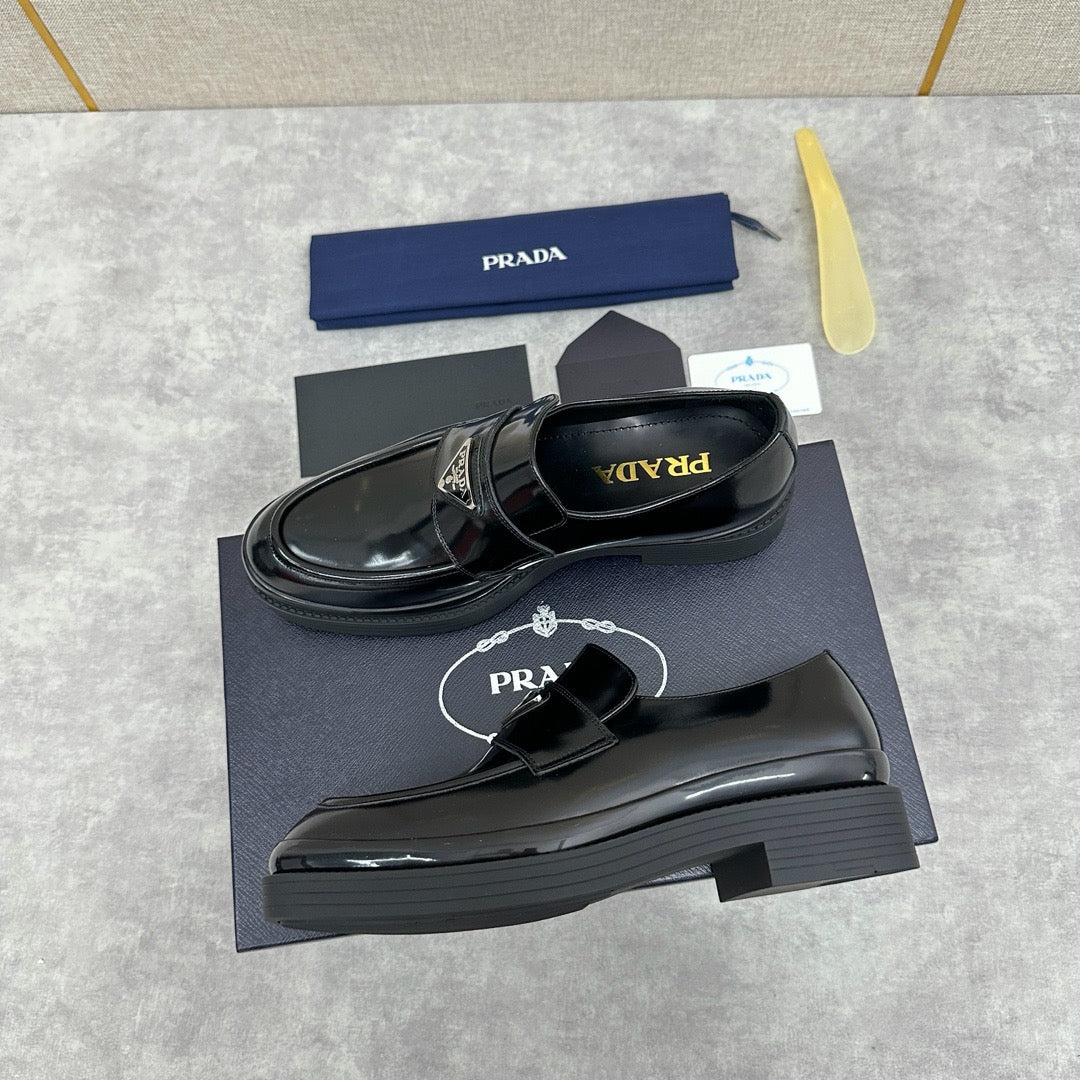 Schwarzer Patent-Logo-Loafer – Herren