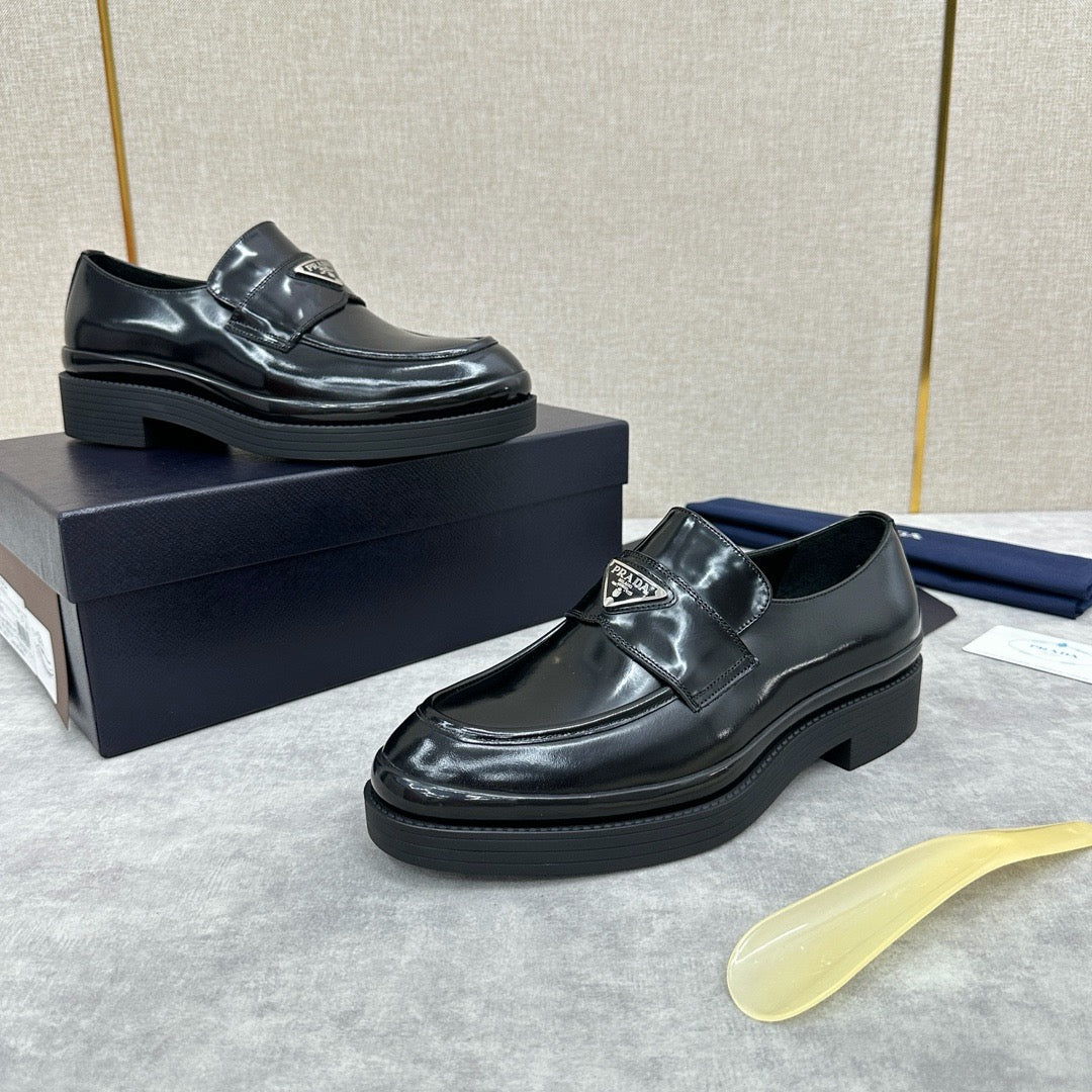 Schwarzer Patent-Logo-Loafer – Herren