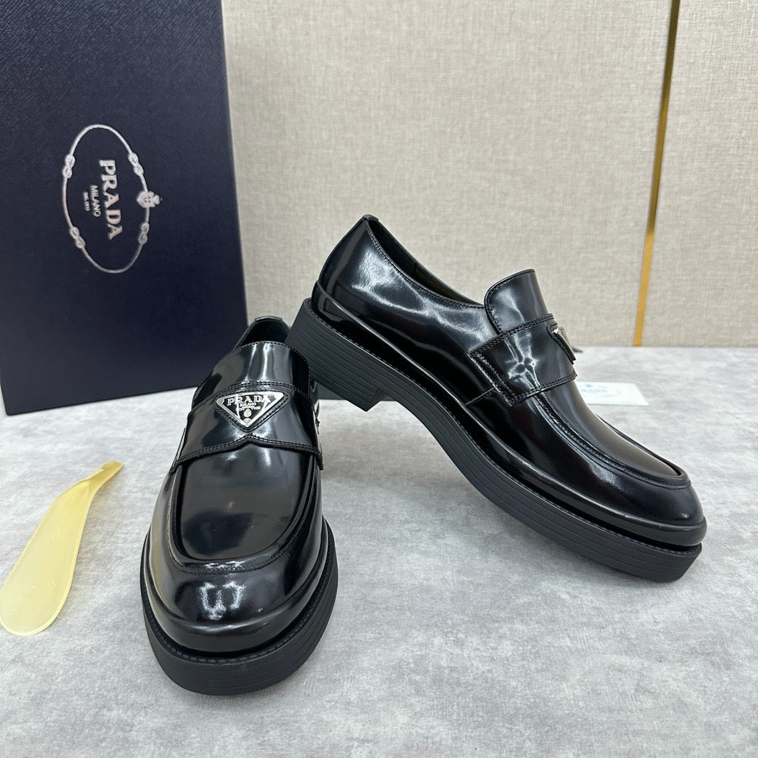 Schwarzer Patent-Logo-Loafer – Herren