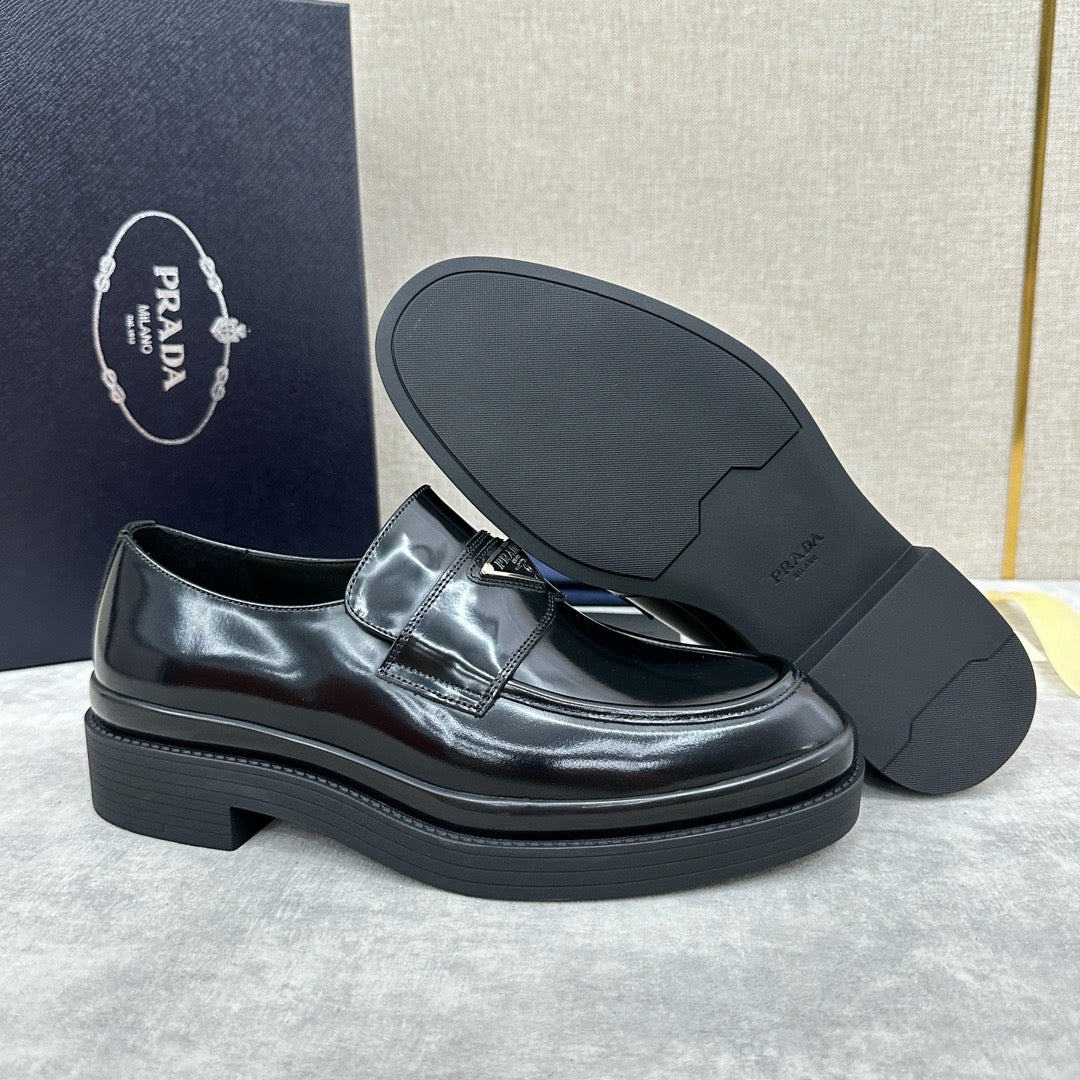 Schwarzer Patent-Logo-Loafer – Herren