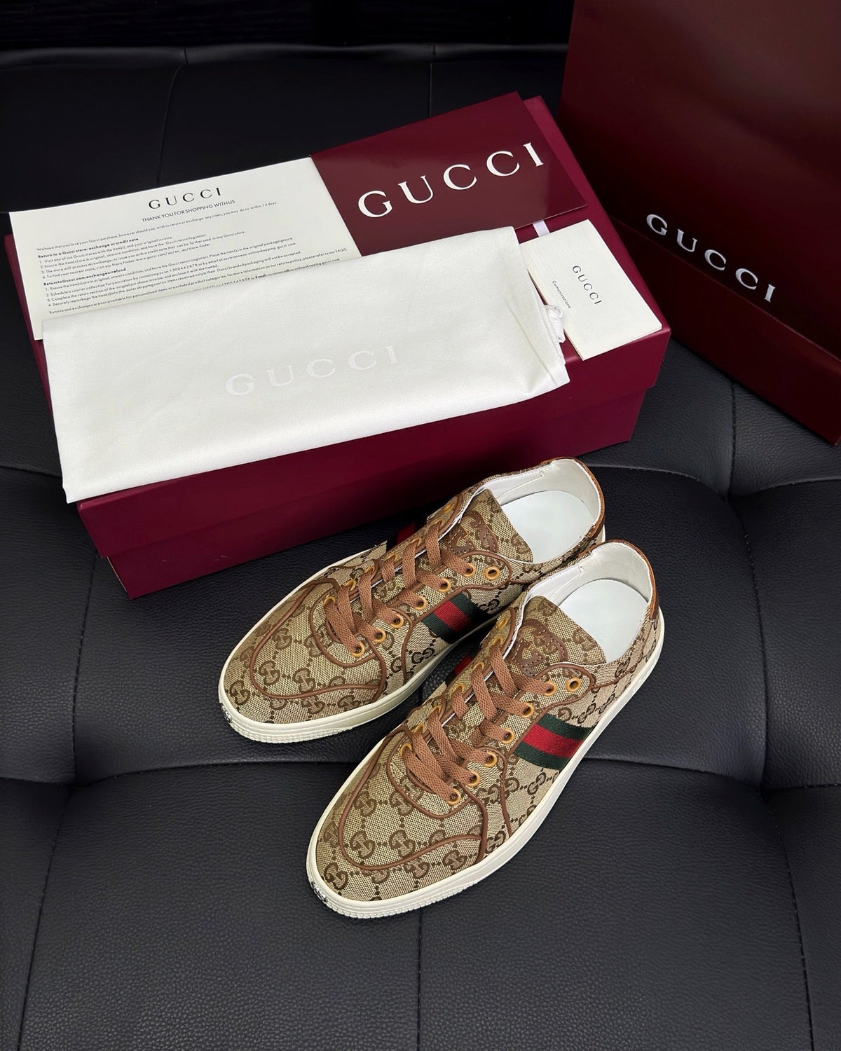Beige Turnschuhe