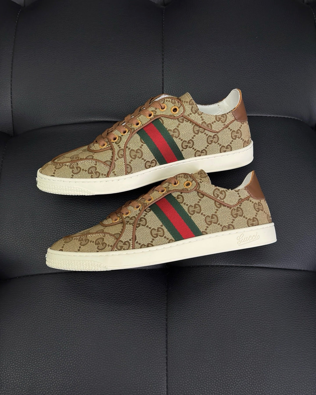 Beige Turnschuhe