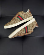 Beige Turnschuhe