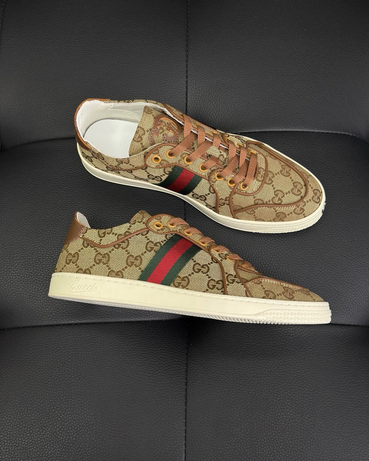Beige Turnschuhe