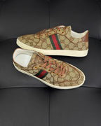 Beige Turnschuhe