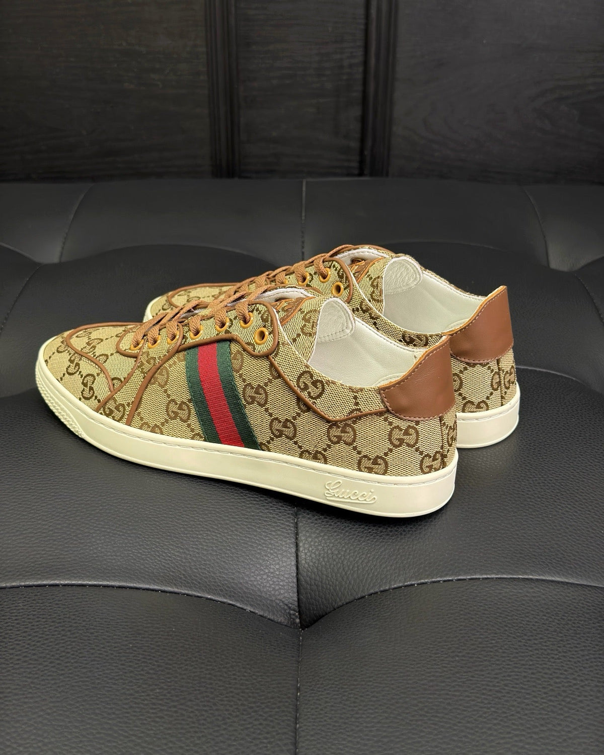 Beige Turnschuhe