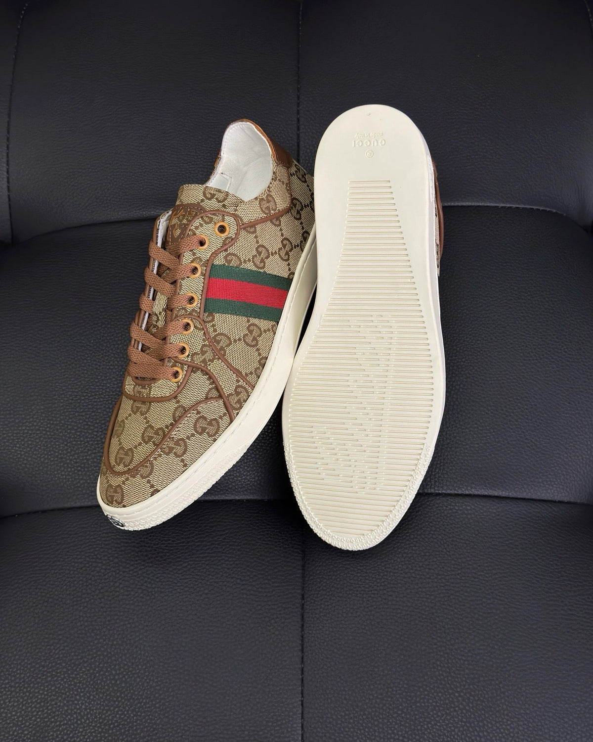 Beige Turnschuhe