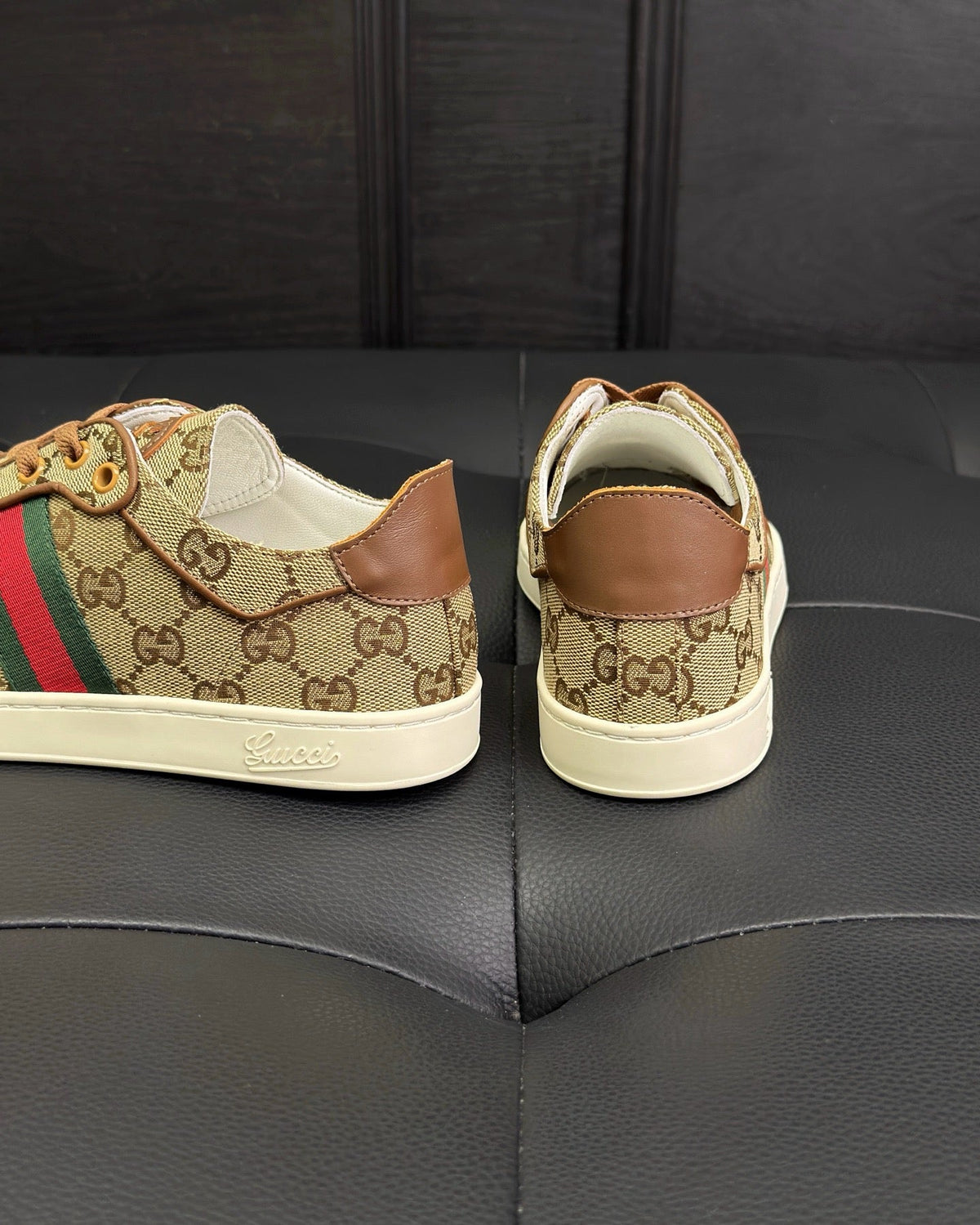 Beige Turnschuhe