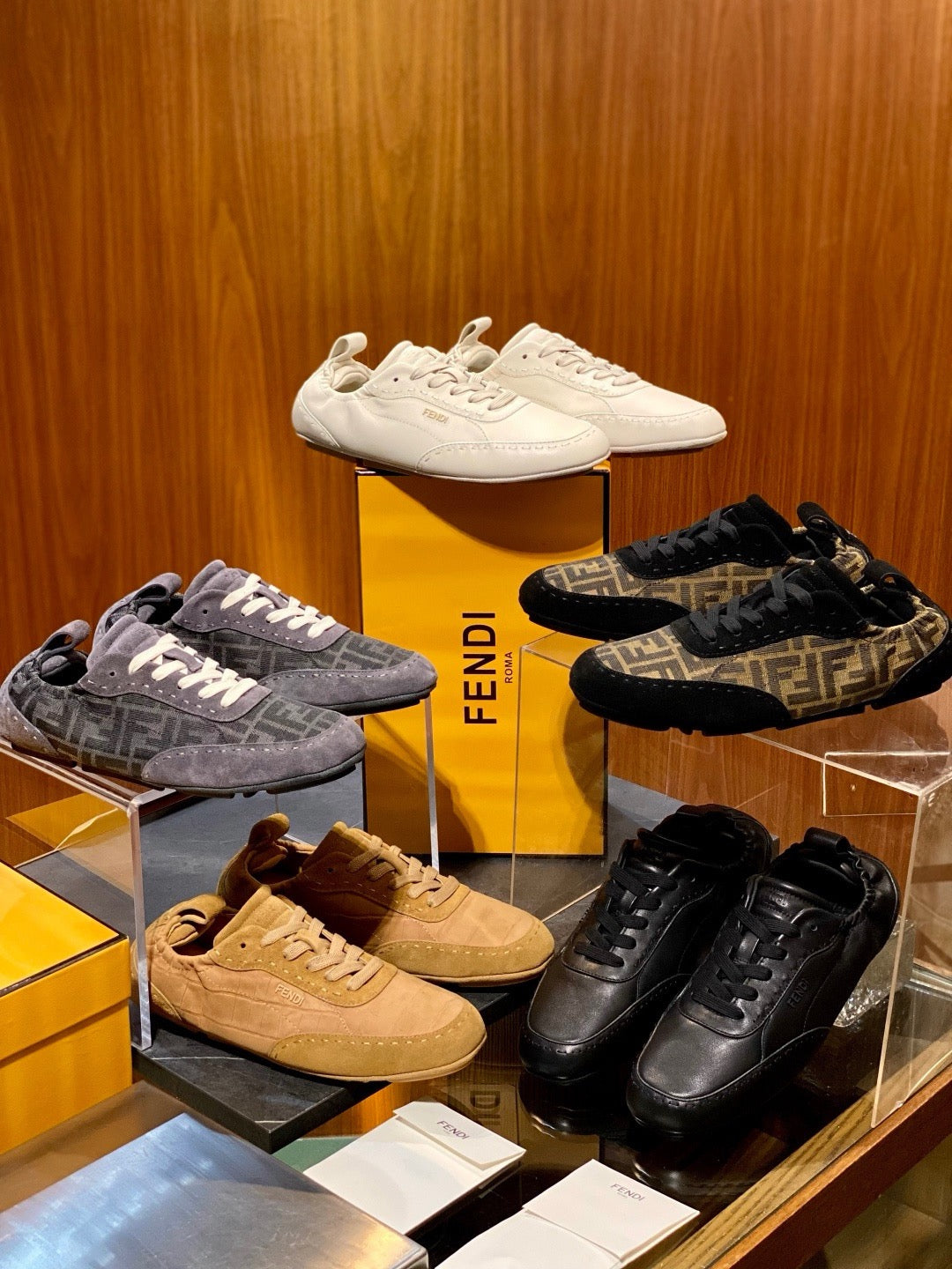 Brauner Leder-Low-Top mit Prägung – Herren
