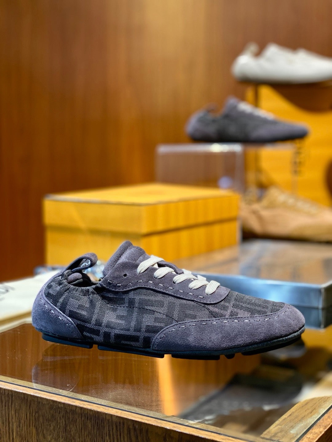 Brauner Leder-Low-Top mit Prägung – Herren
