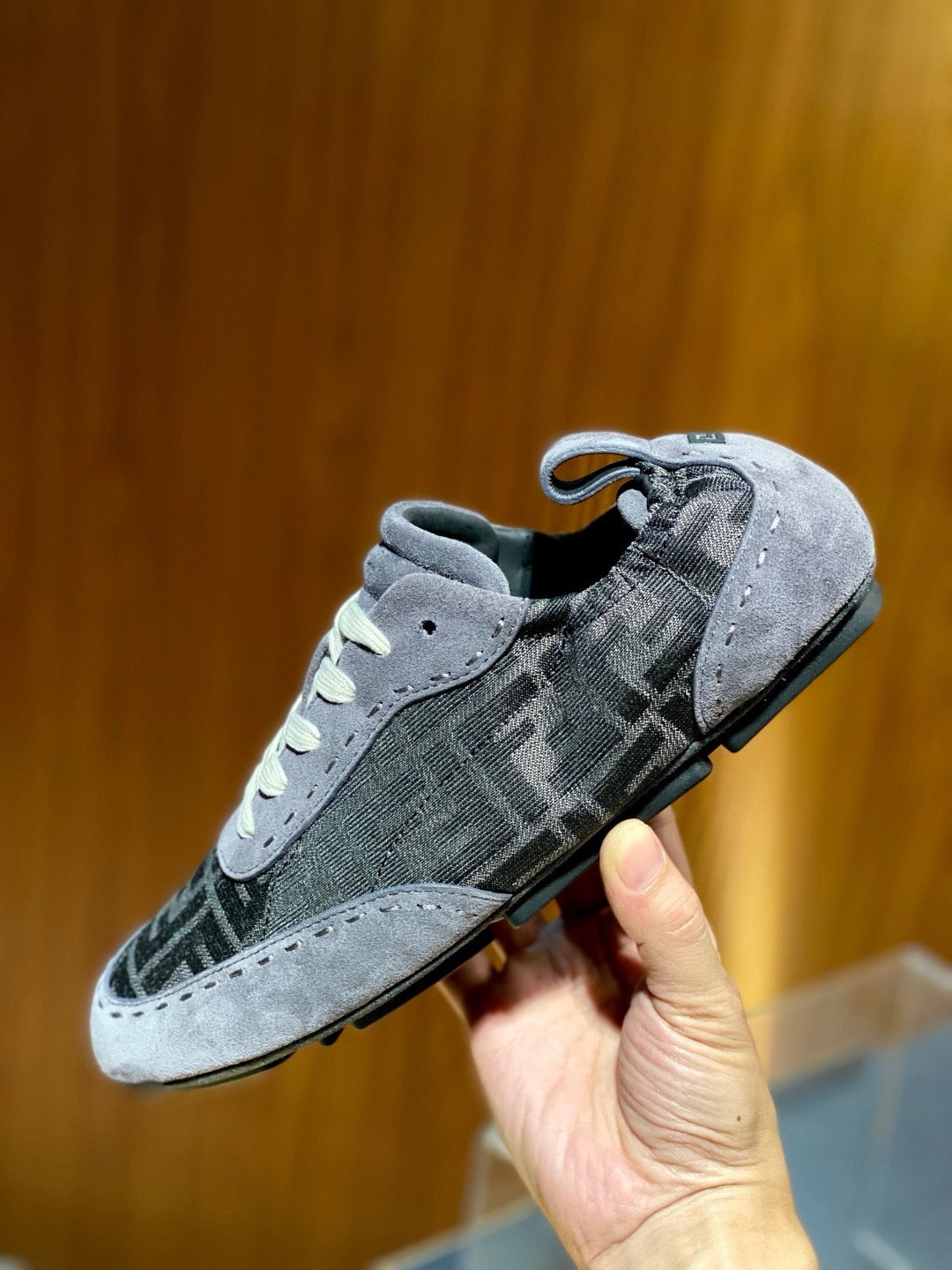 Brauner Leder-Low-Top mit Prägung – Herren