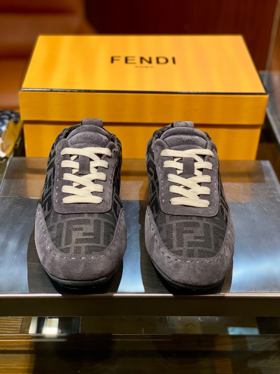 Brauner Leder-Low-Top mit Prägung – Herren