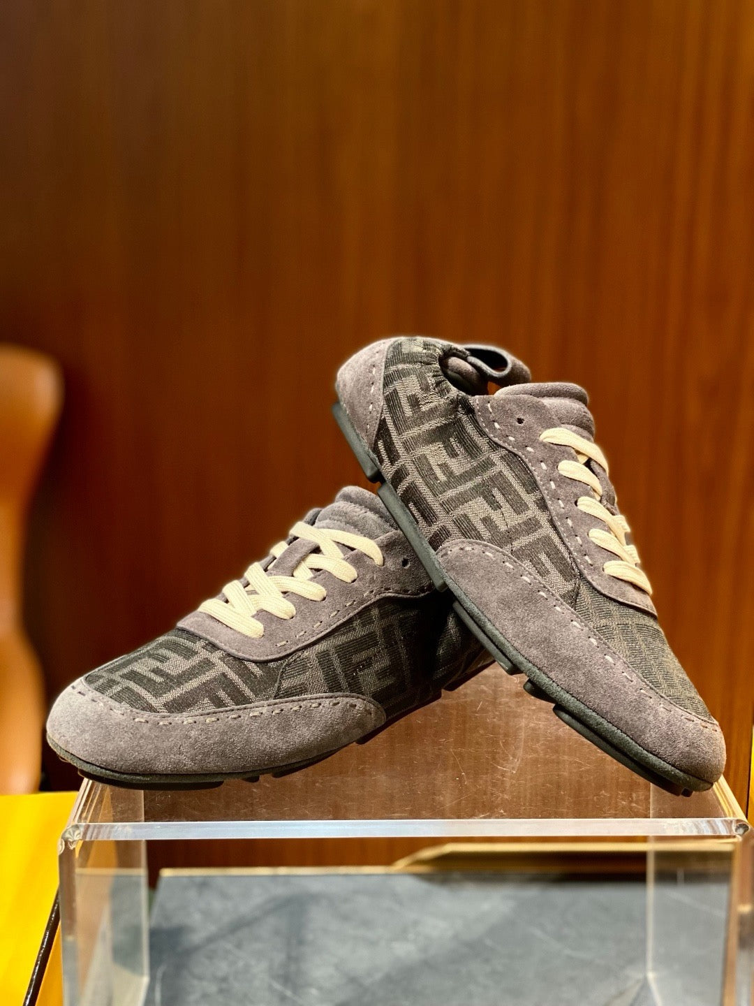 Brauner Leder-Low-Top mit Prägung – Herren