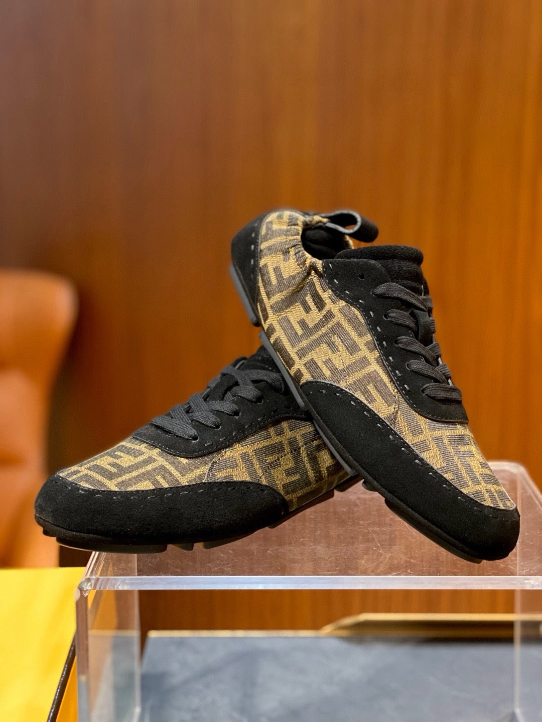 Brauner Leder-Low-Top mit Prägung – Herren