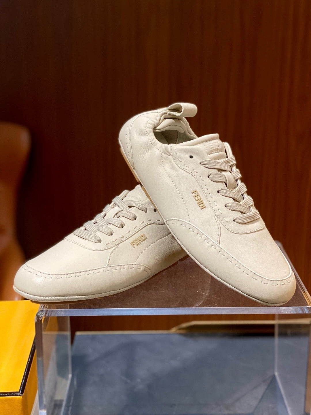 Brauner Leder-Low-Top mit Prägung – Herren