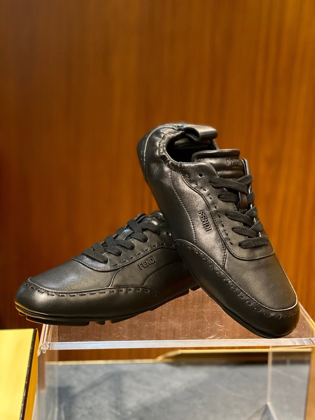 Brauner Leder-Low-Top mit Prägung – Herren