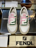 Schwarz-weiße Turnschuhe