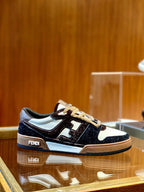 Schwarz-weiße Turnschuhe