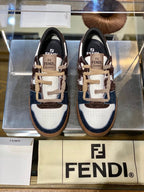 Schwarz-weiße Turnschuhe
