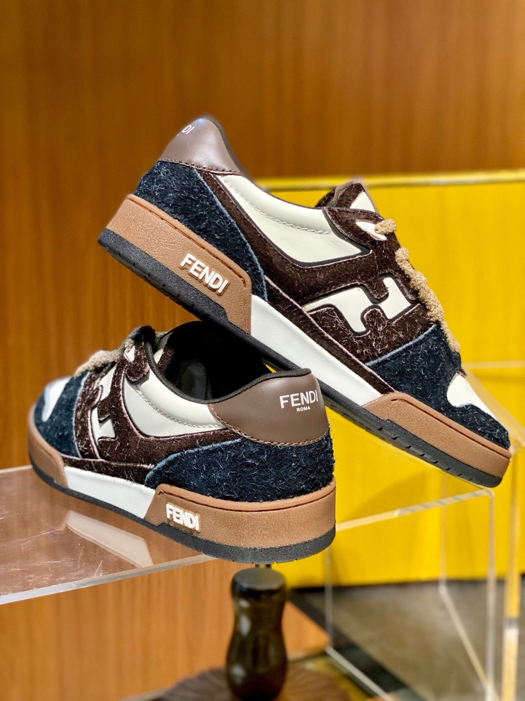 Schwarz-weiße Turnschuhe