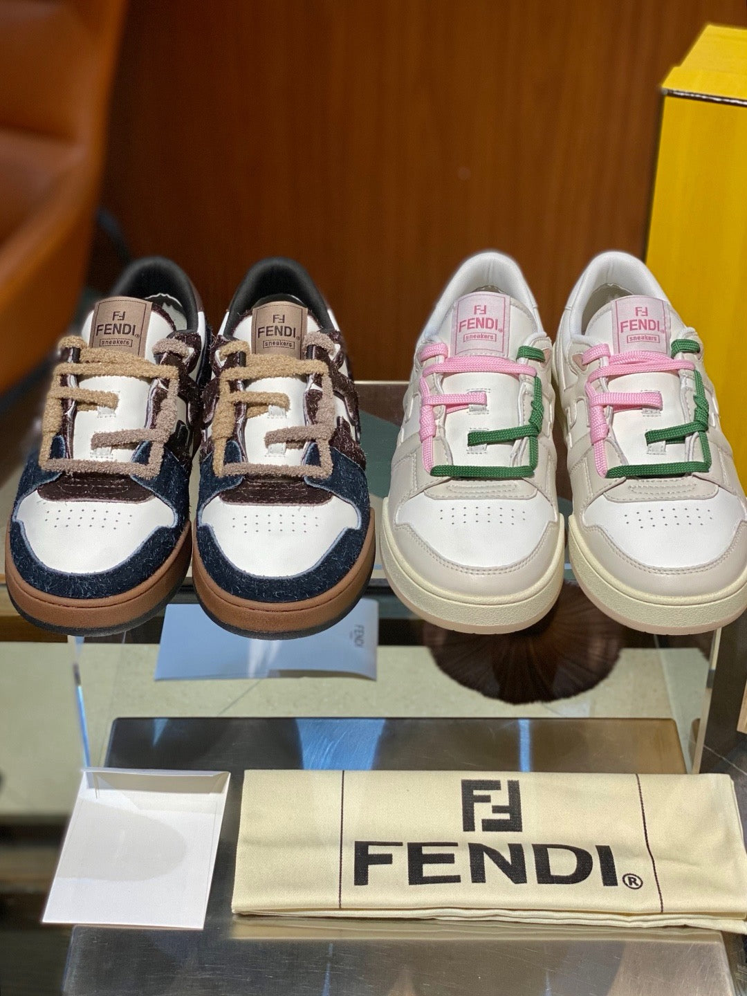 Schwarz-weiße Turnschuhe
