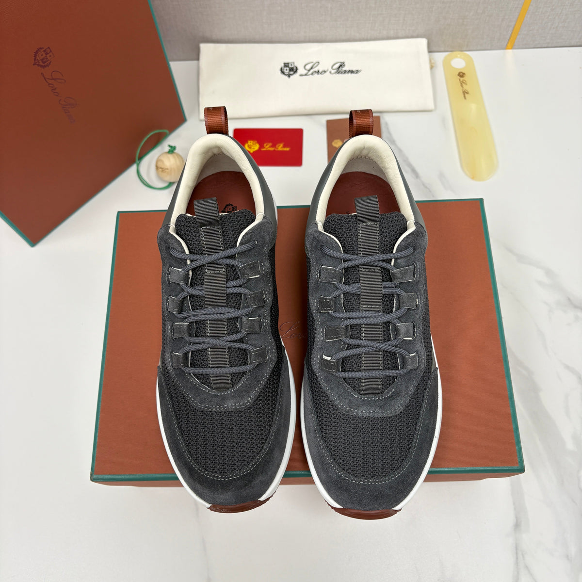 Weißer Laufschuh mit Mesh-Einsätzen – Herren
