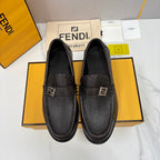 Herren-Loafer aus braunem Leder mit Logo-Schnalle