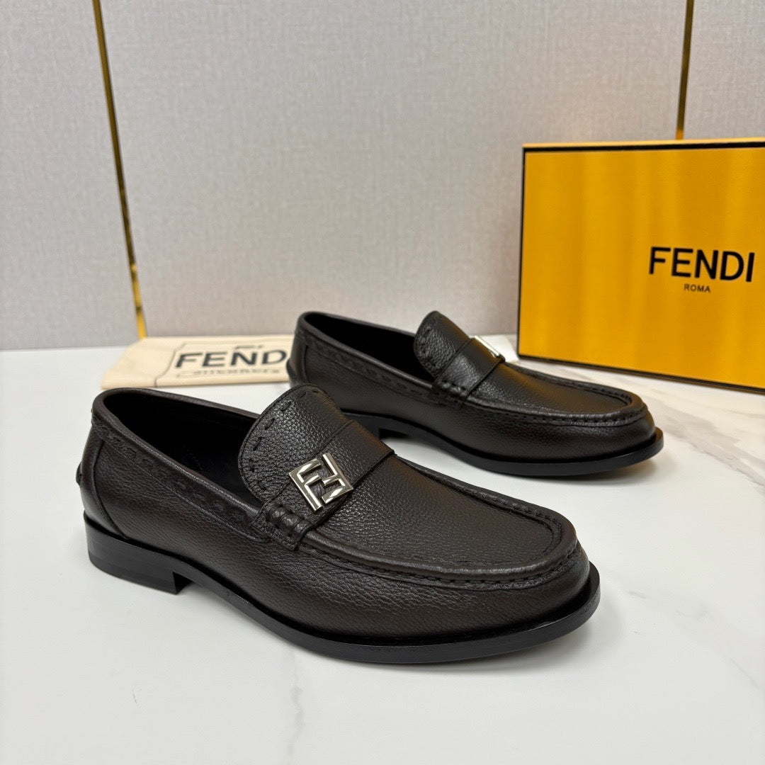 Herren-Loafer aus braunem Leder mit Logo-Schnalle