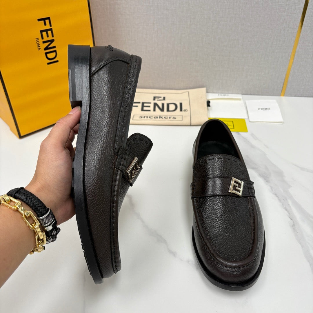 Herren-Loafer aus braunem Leder mit Logo-Schnalle