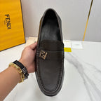 Herren-Loafer aus braunem Leder mit Logo-Schnalle