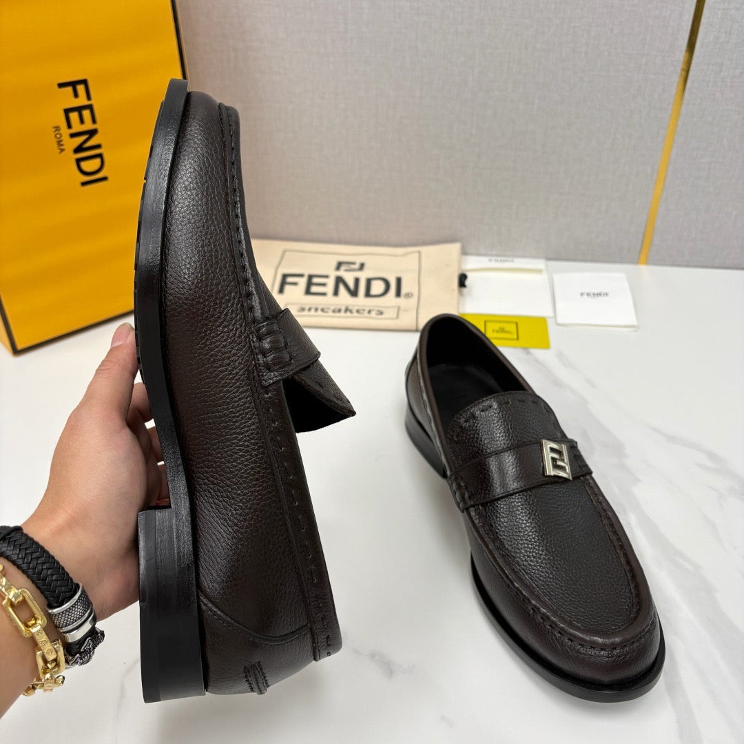 Herren-Loafer aus braunem Leder mit Logo-Schnalle