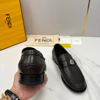 Herren-Loafer aus braunem Leder mit Logo-Schnalle