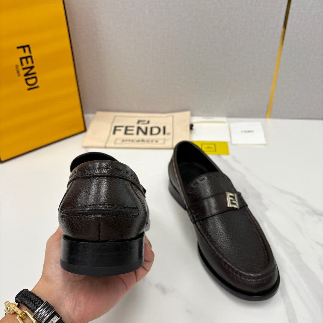 Herren-Loafer aus braunem Leder mit Logo-Schnalle