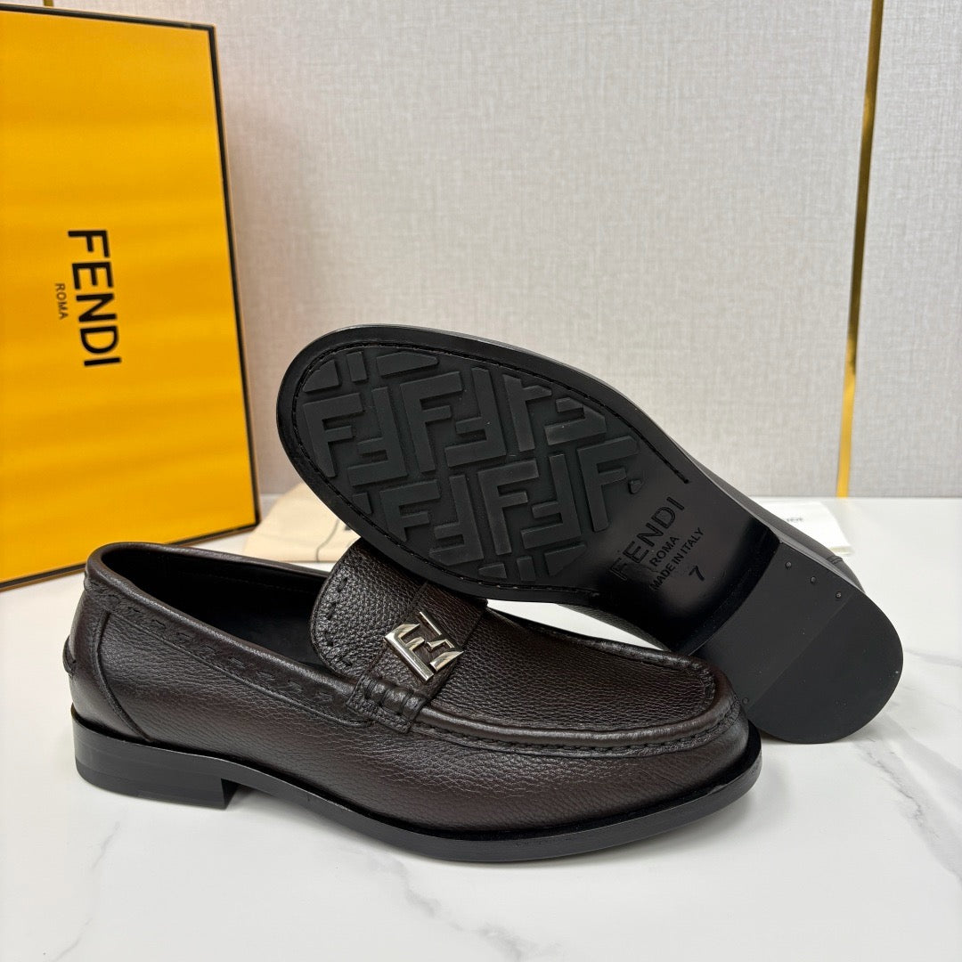 Herren-Loafer aus braunem Leder mit Logo-Schnalle