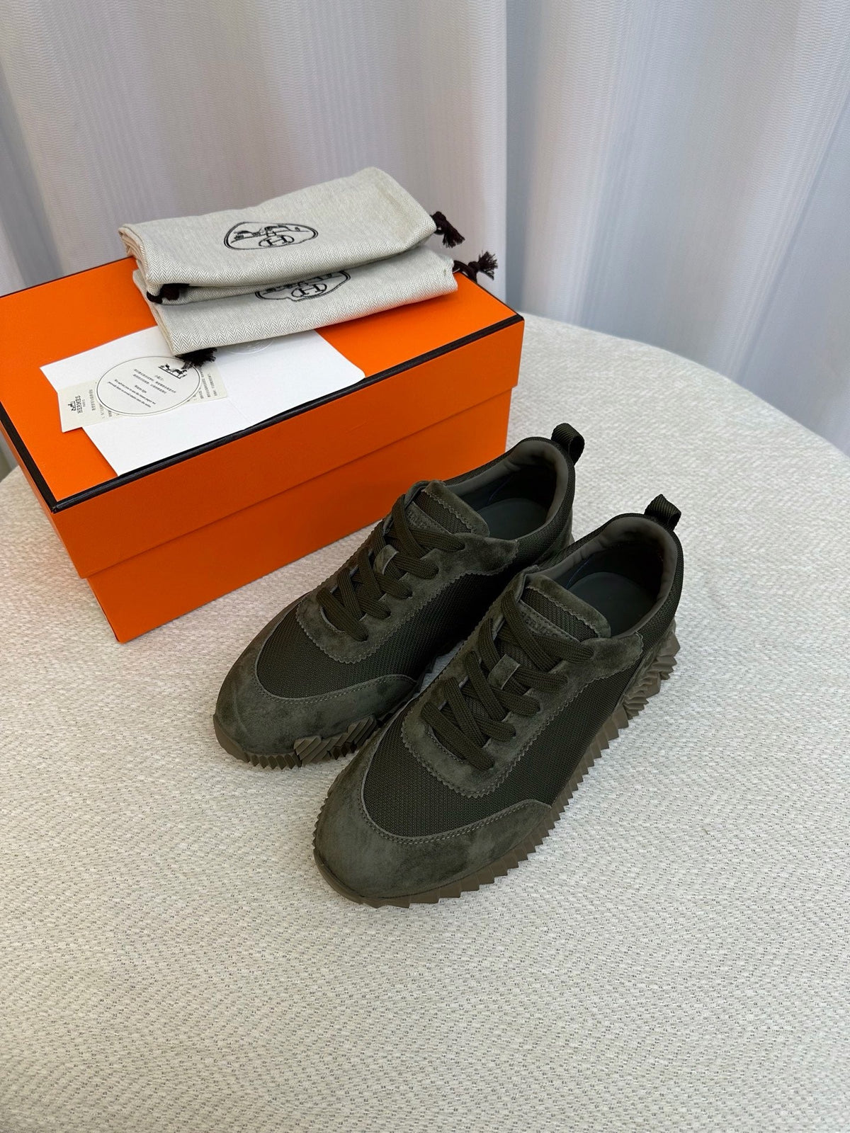 Olivfarbener Wildleder-Tonal-Sneaker – Herren