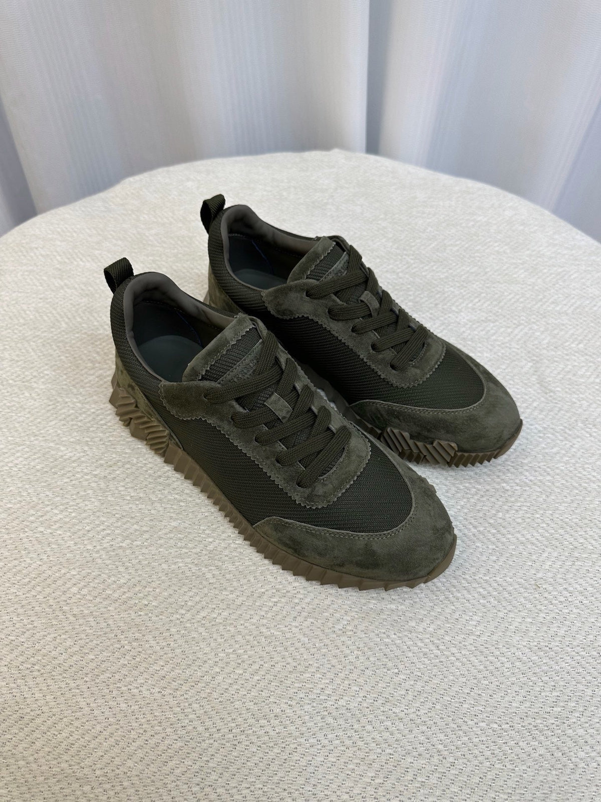 Olivfarbener Wildleder-Tonal-Sneaker – Herren