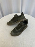 Olivfarbener Wildleder-Tonal-Sneaker – Herren